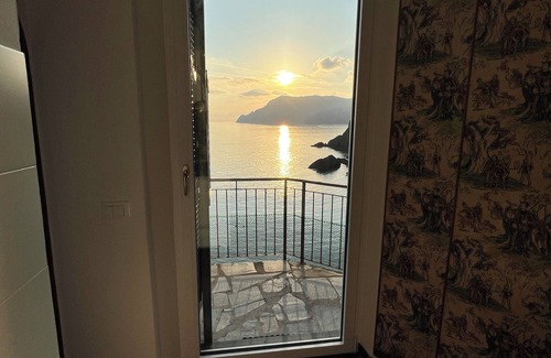 Vernazza Villa | Villa on 2 levels overlooking the harbor of Vernazza. Wi-Fi & AC