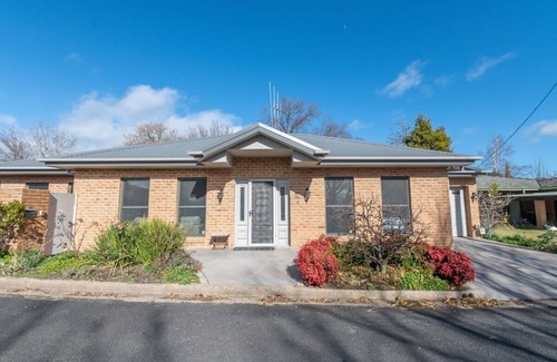 Orange House | Villa on Rosemary - Walk to CBD, Cosy & Private