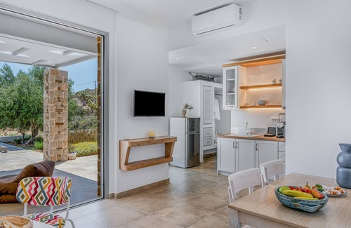 Menetai Villa | Villa 'Orelia Luxury Superior' with Private Pool, Wi-Fi and Air Conditioning