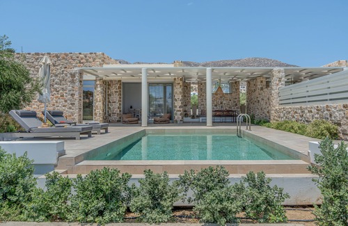 Menetai Villa | Villa 'Orelia Luxury Superior' with Private Pool, Wi-Fi and Air Conditioning