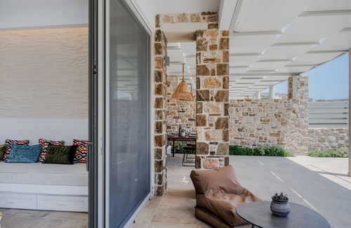 Menetai Villa | Villa 'Orelia Luxury Superior' with Private Pool, Wi-Fi and Air Conditioning