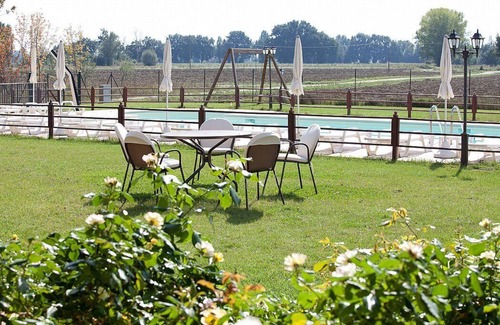 Cannara House | Villa Ornata A: A characteristic and welcoming apartment surrounded by the greenery, with Free WI-FI.