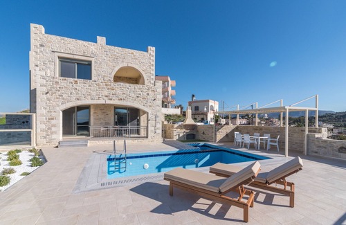 Kamilari Villa | Villa Ovgoro, 3-level building with swimming pool and floor heating.