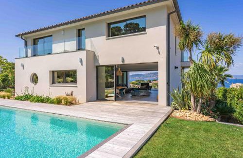 Giens Villa | Villa Palma Giens - Vue Mer Panoramique -Piscine Chauffée Mai à Septembre- 4 chambres -Garage