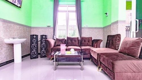 Oro Oro Ombo Villa | Villa Panderman Asri with Private Pool and Rooftop