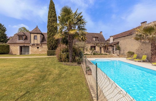 Saint-Rabier House | Villa Paola, beautiful holiday home with a large fenced private swimming pool.