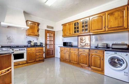 Lagoa e Carvoeiro Villa | Villa 'Paraíso' with Private Pool, Wi-Fi and Air Conditioning