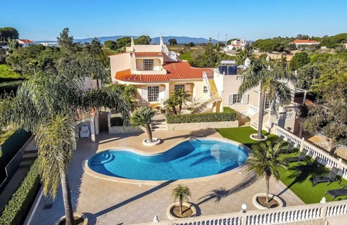 Lagoa e Carvoeiro Villa | Villa 'Paraíso' with Private Pool, Wi-Fi and Air Conditioning
