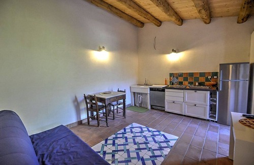 Mirto House | Villa Pascal B: A characteristic and welcoming apartment that is part of a villa surrounded by meadows and by green hills, with Free WI-FI.