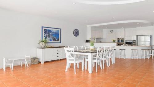 Coffs Harbour House | Villa Provence - Stunning Views, Walk to resorts. 5 Bed 3 Bath