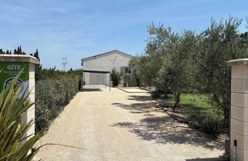 Graveson Villa | Villa quiet, air-conditioned, heated pool, Sauna, between Saint Remy & Avignon. 4 *