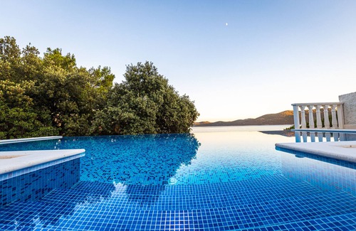 Dubrovacko Primorje Villa | Villa Ragusea with Heating Pool and Private Beach