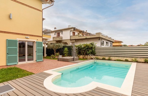 Massa Villa | Villa 'Relax In - Versilia' with Private Pool, Wi-Fi and Air Conditioning