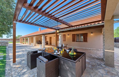 Sibenik Villa | Villa River and Sea Retreat - for 12 guests with a pool, 10 minutes to the beach