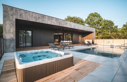Espalion Villa | Villa Romana: Luxury and Relaxation with Private Pool and Exclusive Jacuzzi