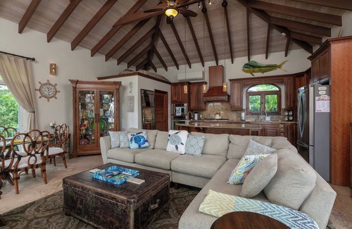 Hart Bay Villa | Villa Romance. 4-bedroom villa with WiFi, AC in Chocolate Hole