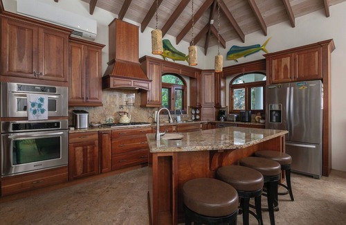 Hart Bay Villa | Villa Romance. 4-bedroom villa with WiFi, AC in Chocolate Hole