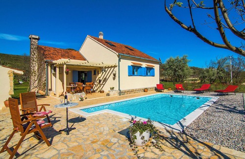 Krusvar House | VILLA ROMANSA 22km Split-Perfect Peace, Heated pool, Bbq