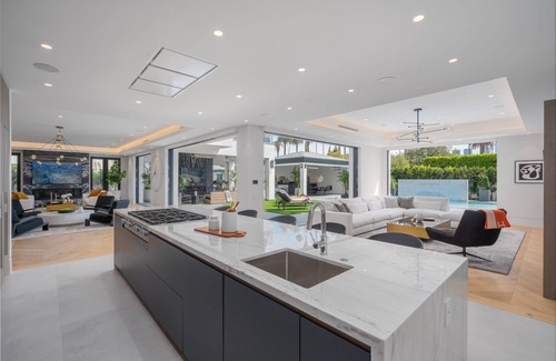 The Flats Villa | Villa Ruya by LuxJB🥇Beverly Hills Flats I Mega-Mansion l Cinema I Gym I Sauna