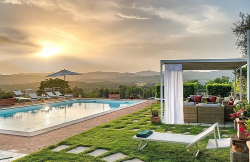 Rapale Villa | Villa Saffo: A charming three-story villa surrounded by meadows and by green hills, with Free WI-FI.