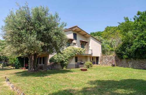 Lisciano Niccone House | Villa San Martino, two houses sharing a fenced pool, San Martino private villa