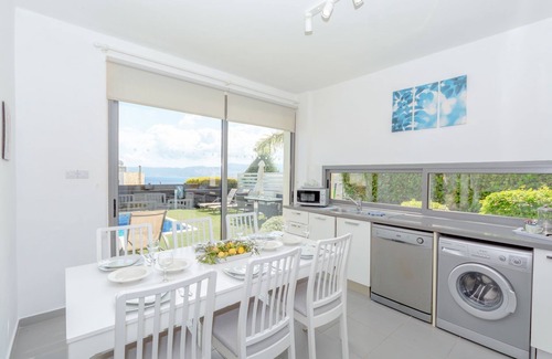 Latchi Cottage | Villa Santorini - a villa that sleeps 6 guests in 3 bedrooms