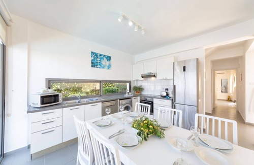 Latchi Cottage | Villa Santorini - a villa that sleeps 6 guests in 3 bedrooms