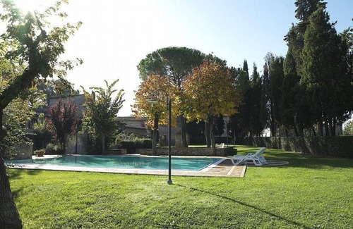 Colle di Val d'Elsa House | Villa Saveria L: A characteristic apartment surrounded by the greenery.