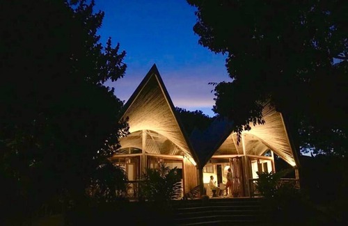 Porto Seguro House | VILLA SE7E - WOOD AND BAMBOO HOUSE- A romantic charming house hidden in nature.