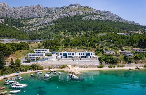 Omis Villa | Villa Sea Breeze, 5 bedroom Luxury Villa near the sea, private heated pool, Omiš Brzet