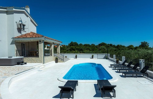 Gornji Zemunik House | Villa Šime by Interhome