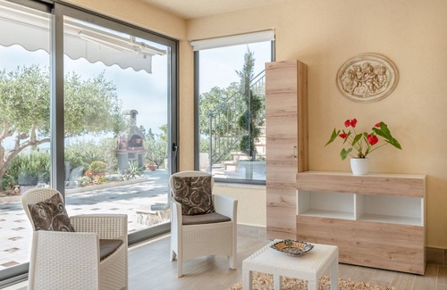 Favara Villa | Villa 'Simona with Garden' with Sea View, Wi-Fi and Air Conditioning