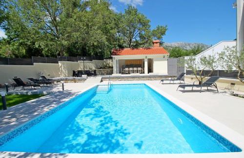 Omis Apartment | VILLA SKURA private heated pool 32m2, summer kitchen, 4 bedrooms, garden