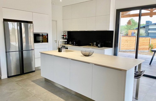 Mimizan-Plage Villa | Villa sleeps 10 with heated pool ideally located