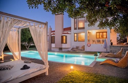 Kounoupidiana Villa | Villa Sobre - Spacious and Comfortable.