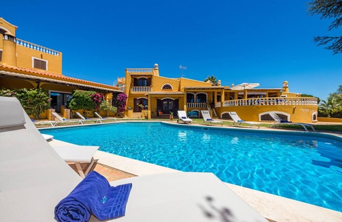 Branqueira Villa | Villa Sobreiro with spacious living areas and a serene ambiance.