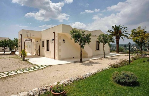 Noto Villa | Villa Spiga - Holiday Country Villa with swimming pool in Noto, Sicily