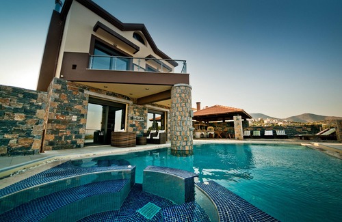 Katsikia Villa | Villa St Nicolas - 4 bedroom villa - sleeps 9