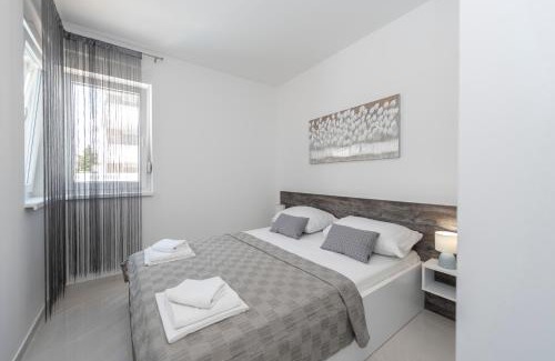 Zrce Apartment | Villa Star 2 a centrally located ap. with a pool