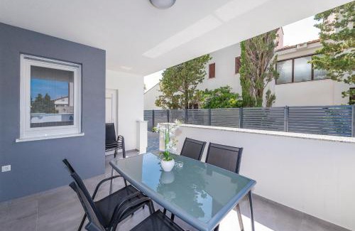 Zrce Apartment | Villa Star 2 a centrally located ap. with a pool