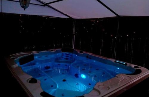 Villaggio delle Mimose Villa | VILLA STRAVANATA - Large Pool, Car and Large Whirlpool Jacuzzi