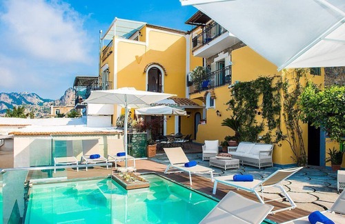 Path of the Gods Villa | Villa Sultana: A splendid and luminous three-story villa situated on a promontory facing the sea, with Free WI-FI.