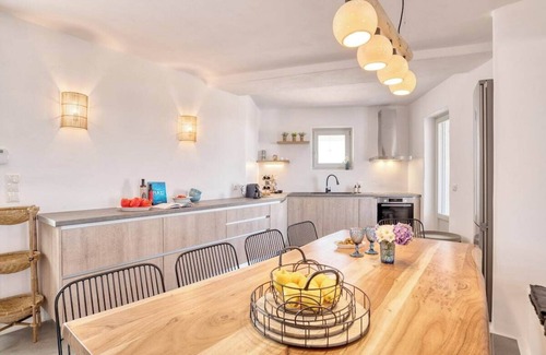 Naousa Villa | Villa Sunshine · 5BR Beachfront Über Boho Chic Vil
