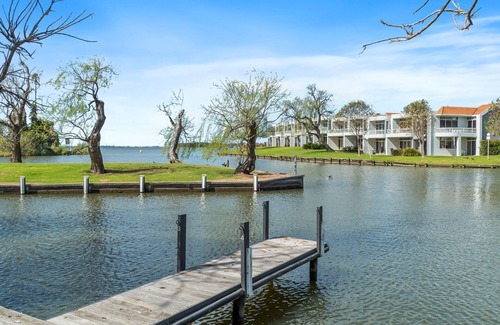Mulwala Villa | Villa Tarni Unit 7 Lake Mulwala frontage and short walk to all clubs