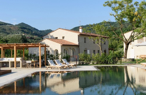 Massa Villa | Villa Teresa with pool and jacuzzi in Tuscany