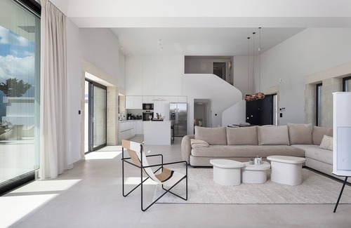 Kaina Villa | Villa Terra – Designer Hilltop Haven with Epic Mountain Views