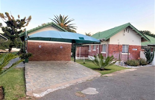 Bulawayo Apartment | Villa Thabiso twin bed with pool access - 2087