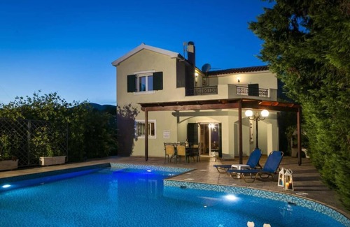 Leivathos Villa | Villa Thalia Venetia, close to beach with Wi-Fi,A/C,BBQ and private swimmingpool
