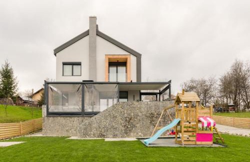 Comarnic Villa | Villa The Frame - 4BR, Sauna, BBQ and Playground