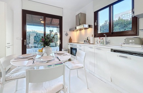 Plepi Villa | Villa 'The White By Seaviews' with Sea View, Wi-Fi and Air Conditioning
